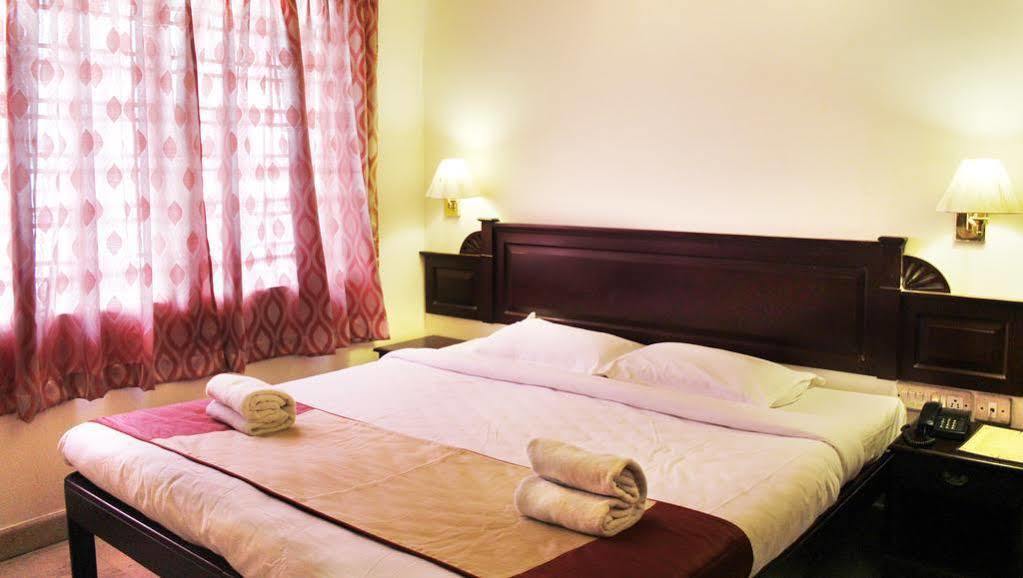 Hotel Archana Inn Kochi Exterior photo