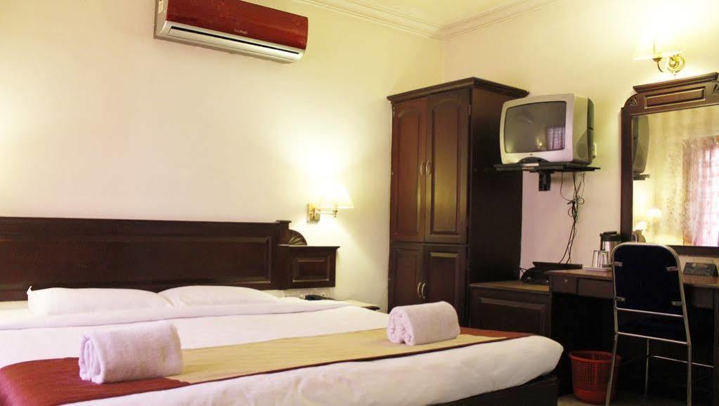 Hotel Archana Inn Kochi Exterior photo
