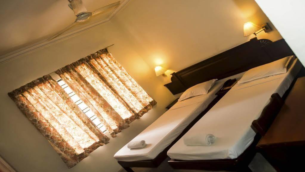Hotel Archana Inn Kochi Exterior photo